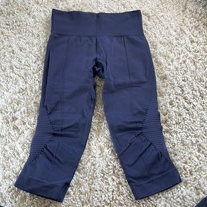 Lulu lemon eb to flow crop Capri